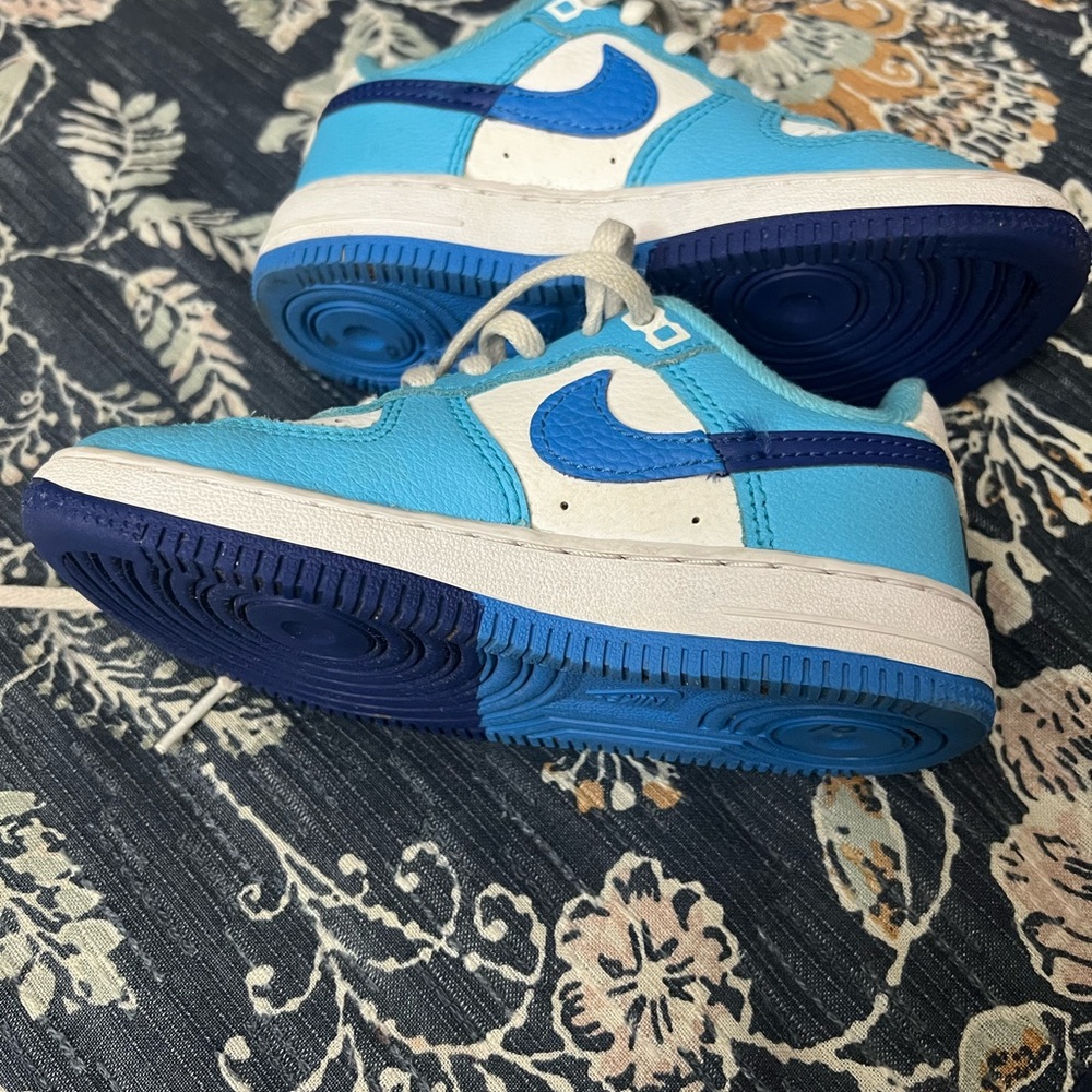 Nike Low Top Sneakers in Sky Blue & Navy